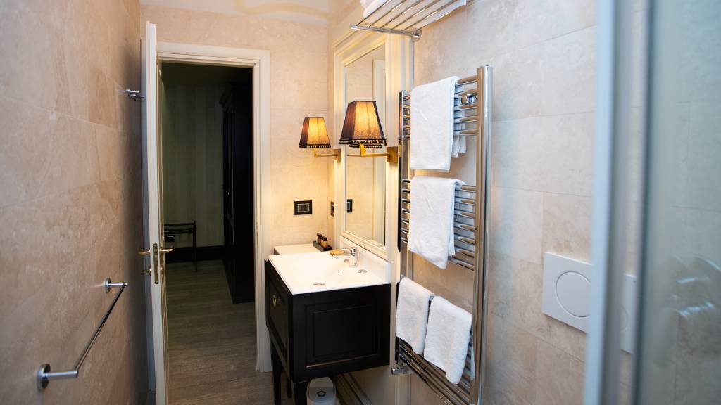 Guest-House-Profumo-Maison-Colosseo-Rome-Spa-Bagno-in-marmo-MRC0217